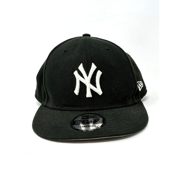 New Era New York Yankees Basic Black & White 9Fifty Snapback Cap - Picture 1 of 4